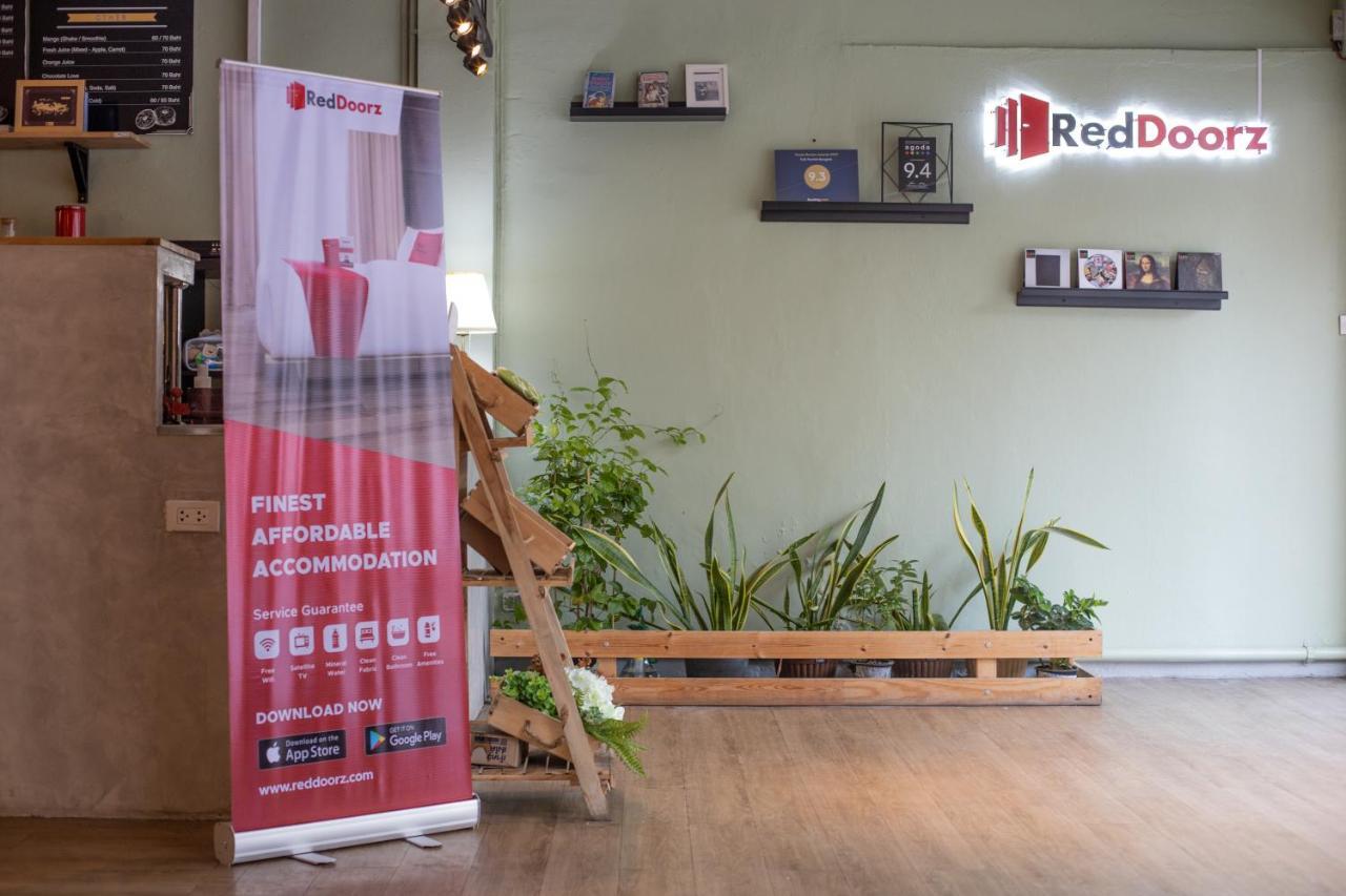 Folk Poshtel Silom Bed & Breakfast Bangkok Exterior foto