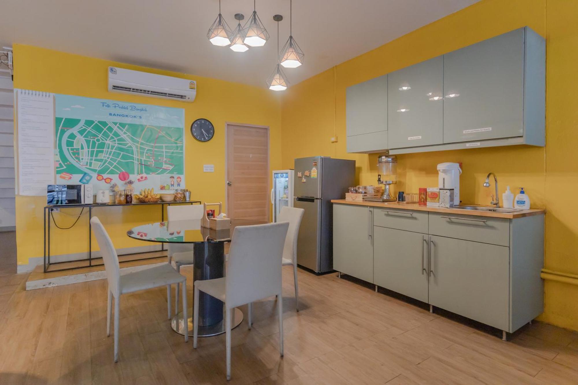 Folk Poshtel Silom Bed & Breakfast Bangkok Exterior foto